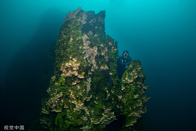 土耳其潜水员深入湖底 探测水下奇观“精灵烟囱”