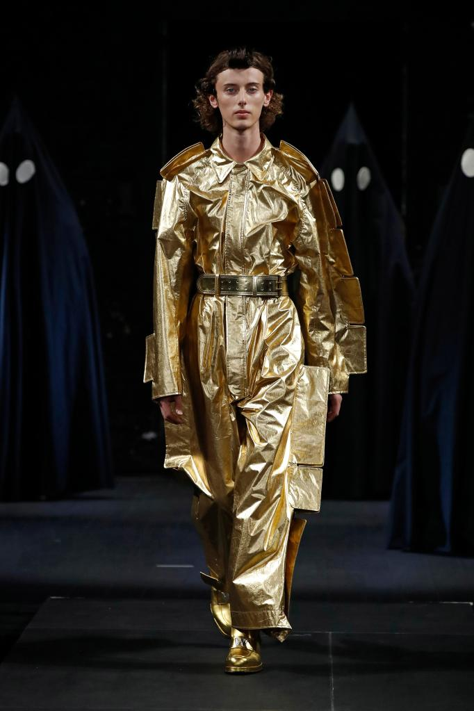 巴黎男装周——比利时品牌华特·范·贝伦东克发布春夏新品男装