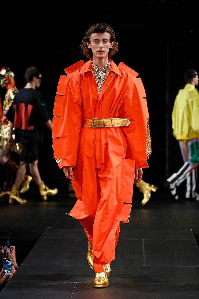 巴黎男装周——比利时品牌华特·范·贝伦东克发布春夏新品男装