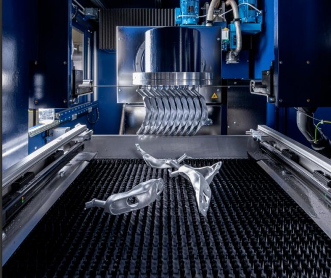 世界范围内首次将金属3D打印集成到汽车自动化制造工艺中�	，亚琛工业大学为宝马IDAM项目提供流程链支持