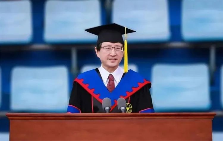 “任凭风雨，自信征途”哪位大学校长的毕业寄语打动了你？| 周末谈