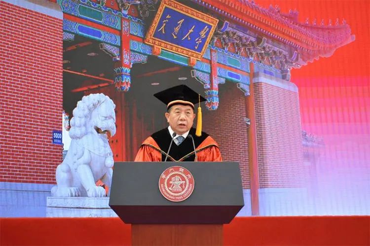 “任凭风雨，自信征途”哪位大学校长的毕业寄语打动了你？| 周末谈