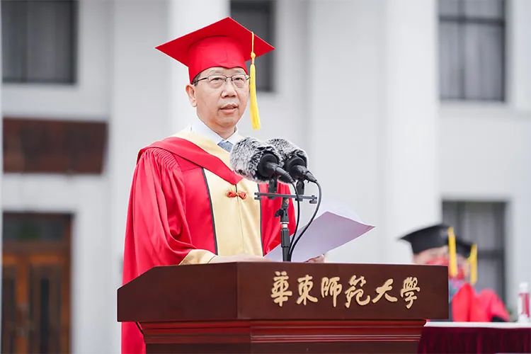 “任凭风雨，自信征途”哪位大学校长的毕业寄语打动了你？| 周末谈