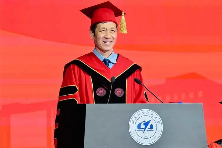 “任凭风雨，自信征途”哪位大学校长的毕业寄语打动了你？| 周末谈