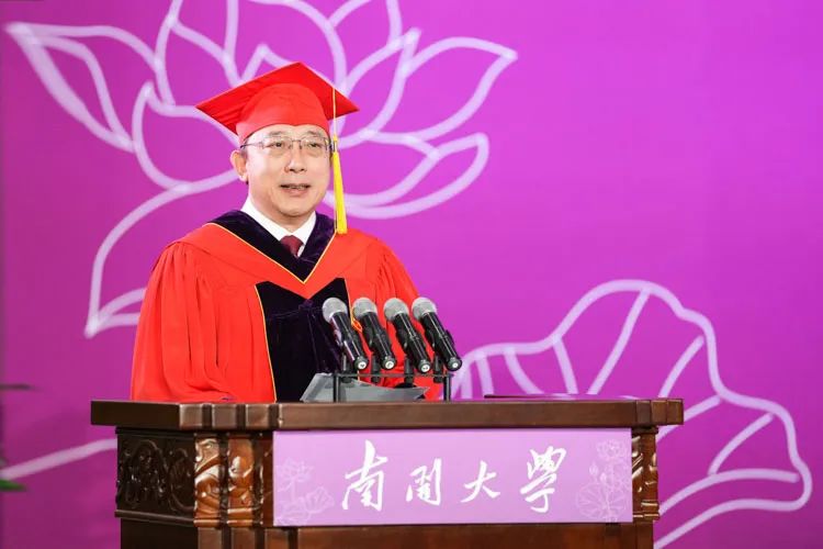 “任凭风雨，自信征途”哪位大学校长的毕业寄语打动了你？| 周末谈