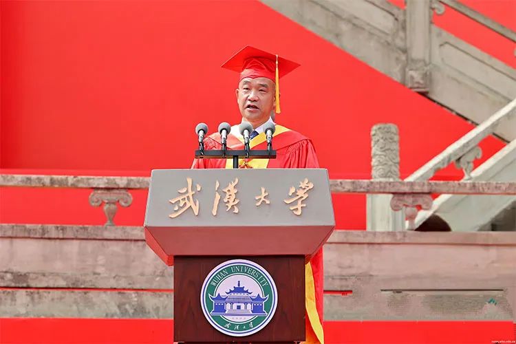 “任凭风雨，自信征途”哪位大学校长的毕业寄语打动了你？| 周末谈
