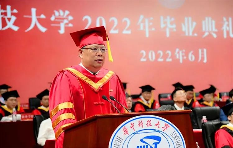 “任凭风雨，自信征途”哪位大学校长的毕业寄语打动了你？| 周末谈