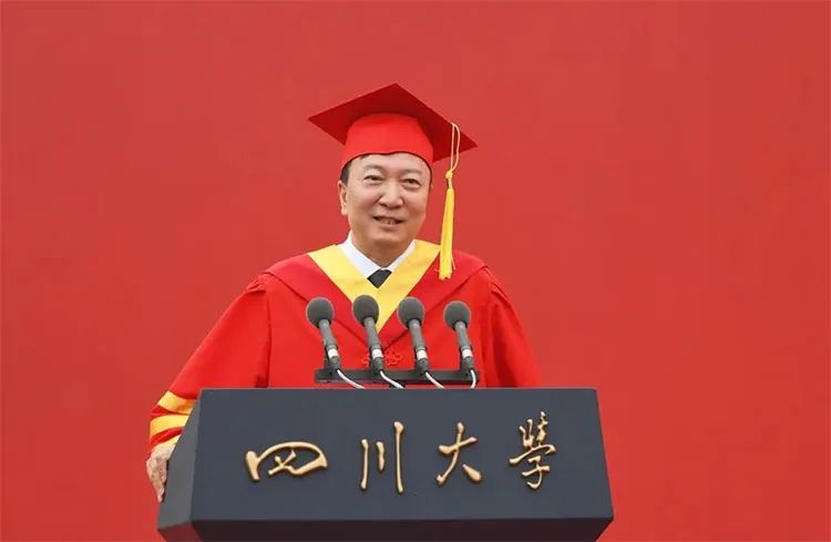 “任凭风雨，自信征途”哪位大学校长的毕业寄语打动了你？| 周末谈