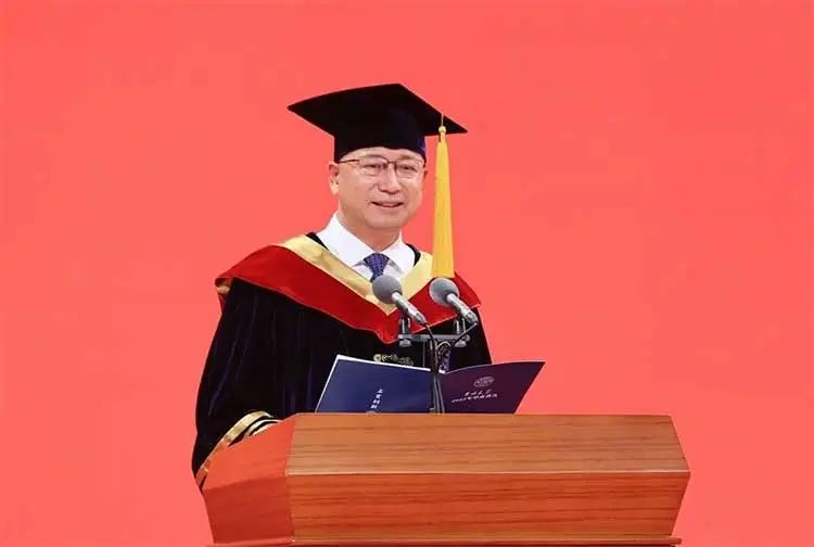 “任凭风雨，自信征途”哪位大学校长的毕业寄语打动了你？| 周末谈