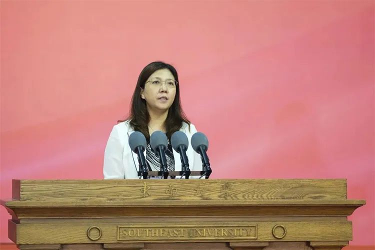 “任凭风雨，自信征途”哪位大学校长的毕业寄语打动了你？| 周末谈