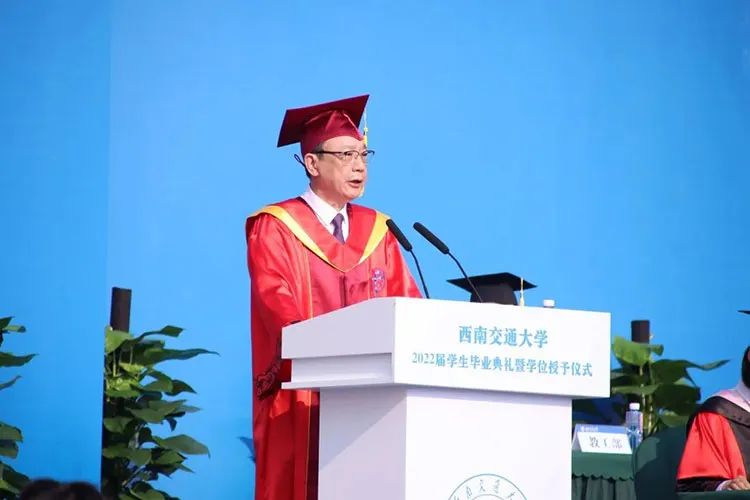 “任凭风雨，自信征途”哪位大学校长的毕业寄语打动了你？| 周末谈