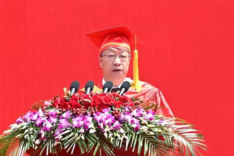“任凭风雨，自信征途”哪位大学校长的毕业寄语打动了你？| 周末谈