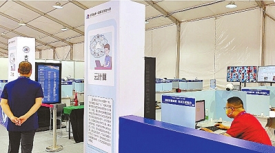 午饭就在考桌上，裁判陪着上厕所 7小时不停歇，云计算比赛真“磨人”