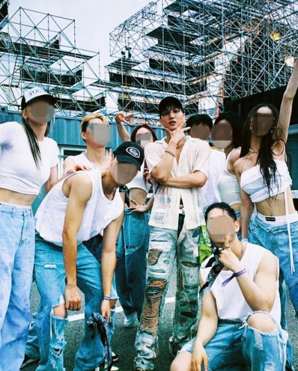 「EXO」「新闻」220627 EXO KAI，好像是去了玫瑰庆典一样……完全浸润的梅花鹿的悠然自得