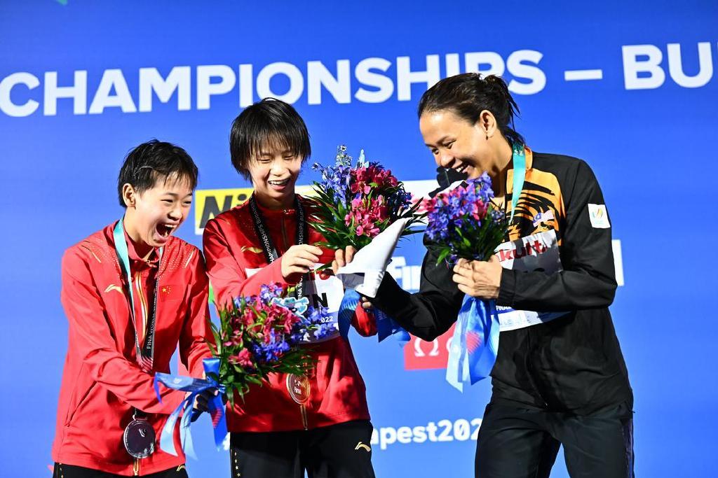 祝贺！国际泳联世锦赛：陈芋汐全红婵包揽女子十米台金银牌