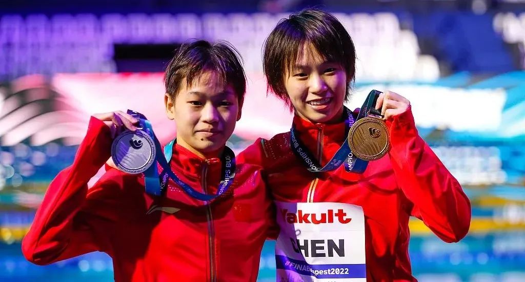 祝贺！国际泳联世锦赛：陈芋汐全红婵包揽女子十米台金银牌