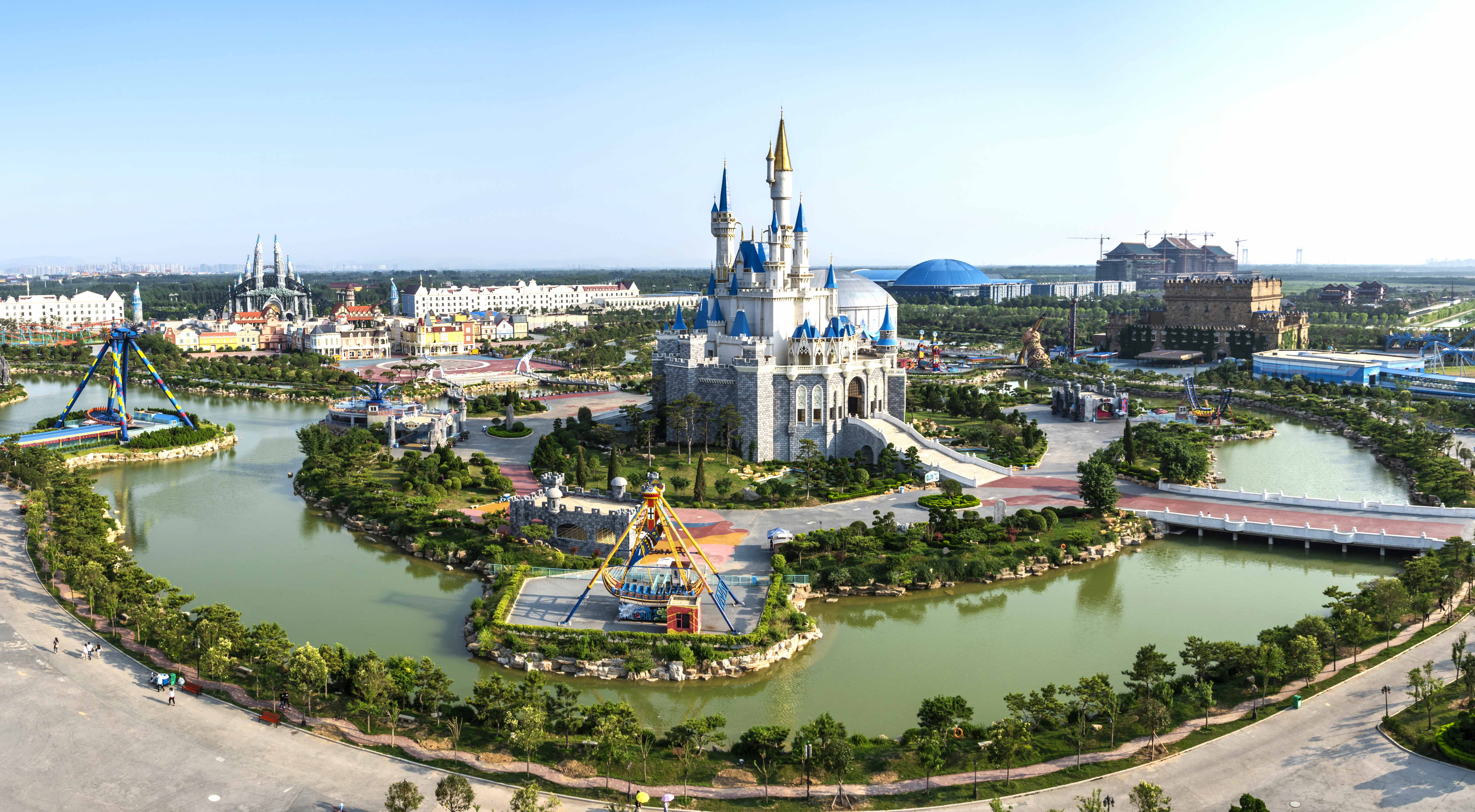 之一水面,三分之一绿化,三分之一建设"的开发思路打造黄河国际生态城