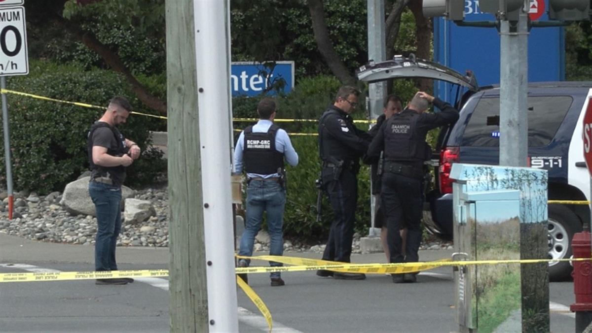 加拿大银行劫匪与警察当街激战：2个劫匪被击毙，6名警察受伤