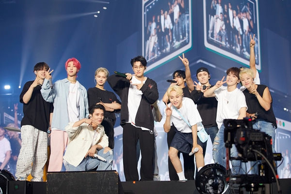 SEVENTEEN队长失误砸粉丝「吓到下跪道歉」 超萌反应掀热议