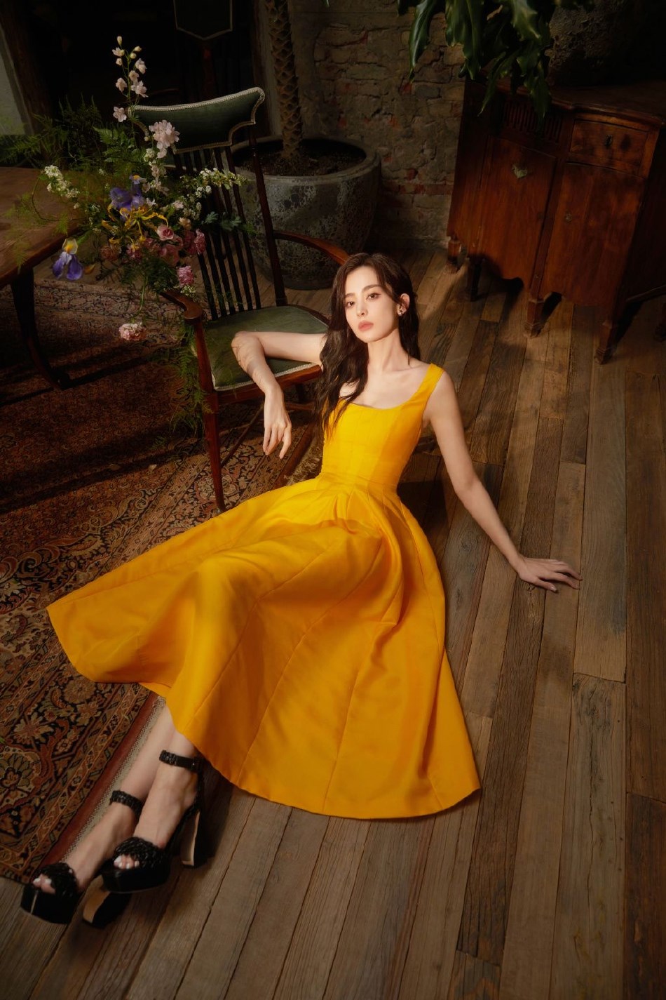 娜扎明黄色长裙长发披肩气质冷艳 光影下宛若童话公主