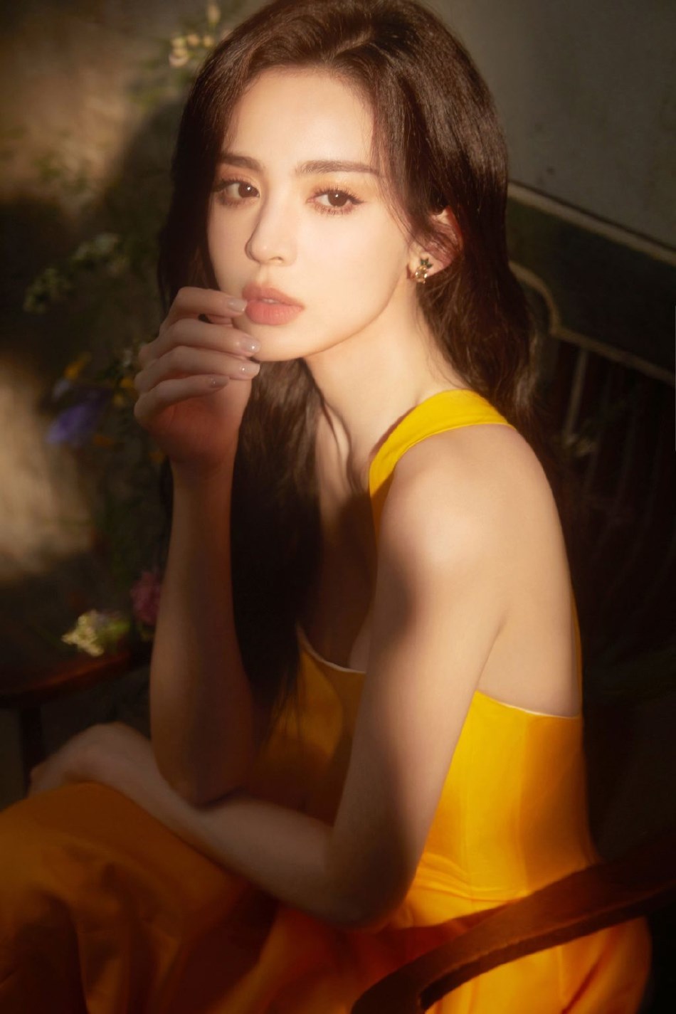 娜扎明黄色长裙长发披肩气质冷艳 光影下宛若童话公主