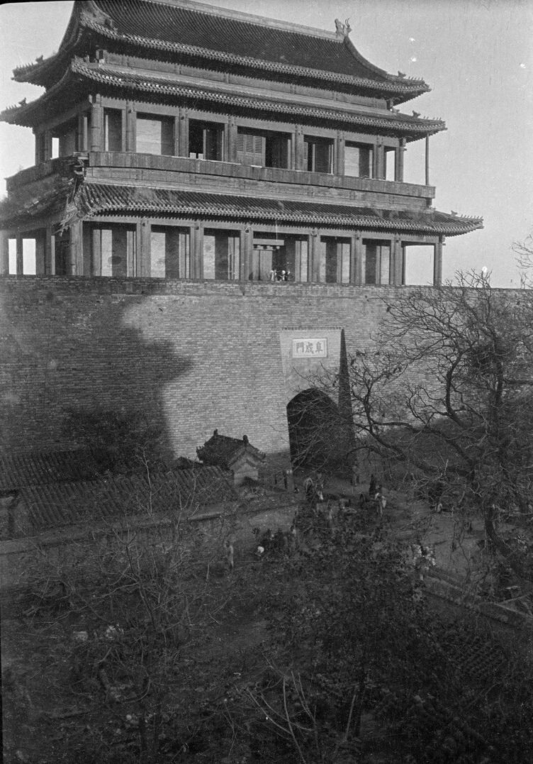 因此在明清北京城中保留了原有元代建筑形制的城门只有东西线上的四座