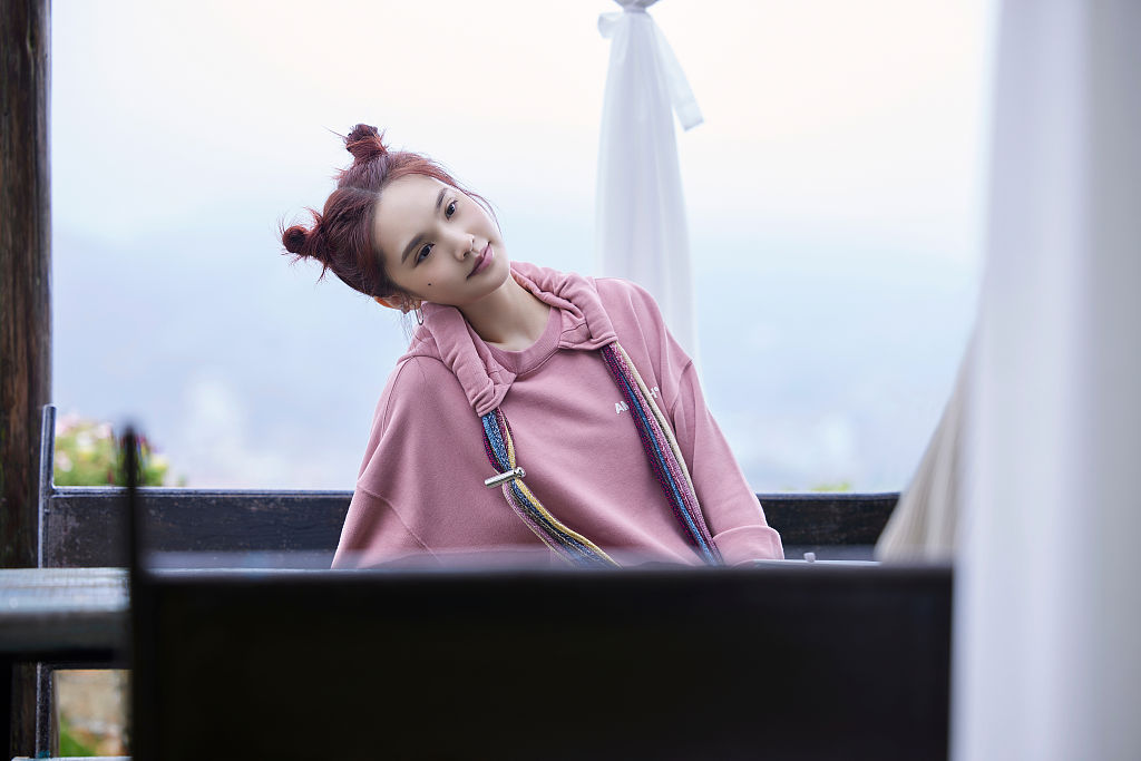 杨丞琳《还有诗和远方》写真甜美元气 哪吒头搭粉卫衣俏皮可爱