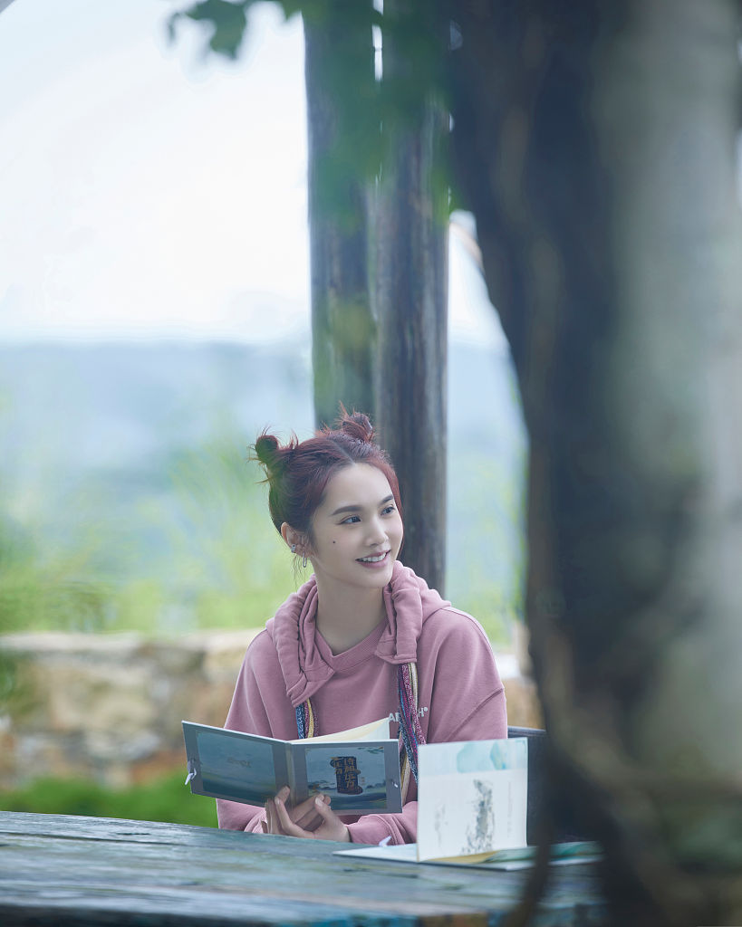 杨丞琳《还有诗和远方》写真甜美元气 哪吒头搭粉卫衣俏皮可爱