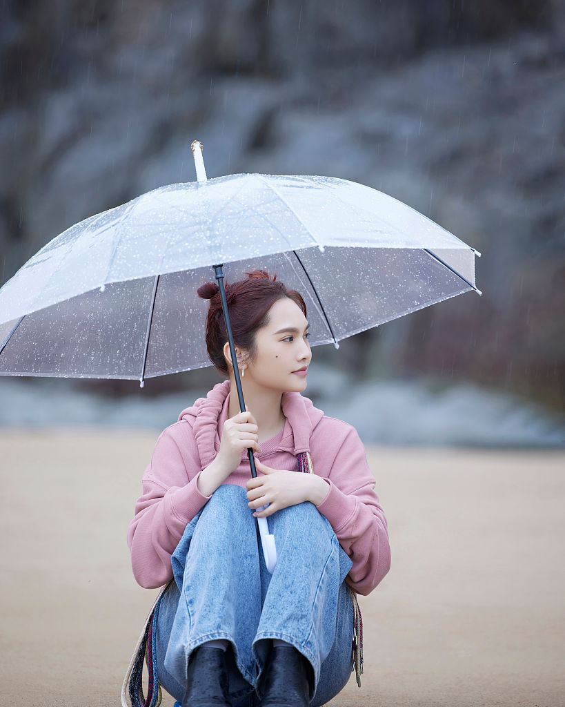 杨丞琳《还有诗和远方》写真甜美元气 哪吒头搭粉卫衣俏皮可爱