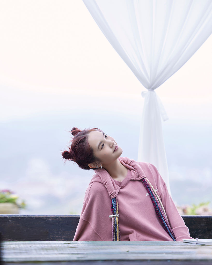 杨丞琳《还有诗和远方》写真甜美元气 哪吒头搭粉卫衣俏皮可爱