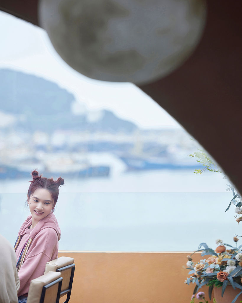 杨丞琳《还有诗和远方》写真甜美元气 哪吒头搭粉卫衣俏皮可爱