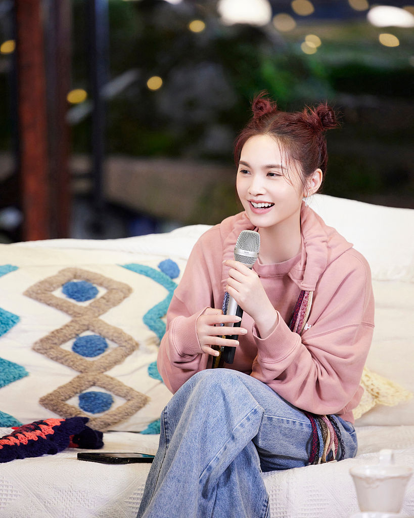 杨丞琳《还有诗和远方》写真甜美元气 哪吒头搭粉卫衣俏皮可爱