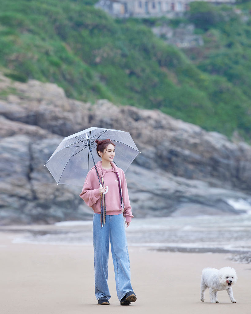 杨丞琳《还有诗和远方》写真甜美元气 哪吒头搭粉卫衣俏皮可爱