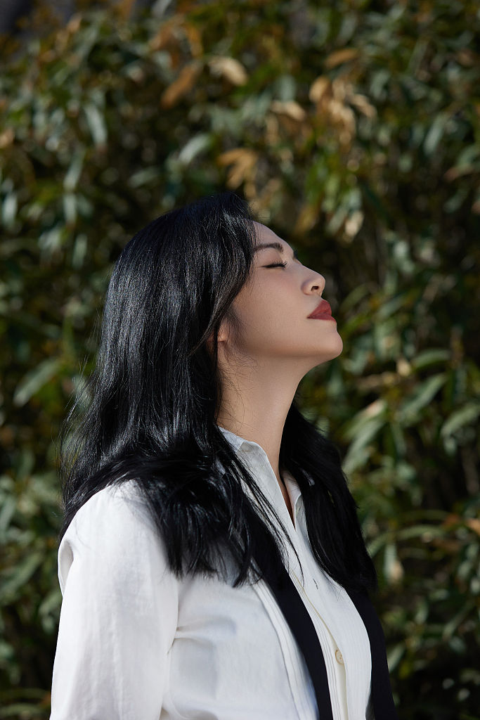 姚晨发布青葱计划大师班造型写真 斜阳辉映书写创作魅力