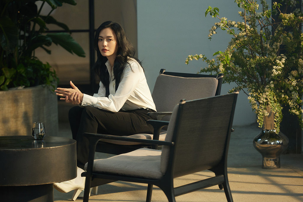 姚晨发布青葱计划大师班造型写真 斜阳辉映书写创作魅力