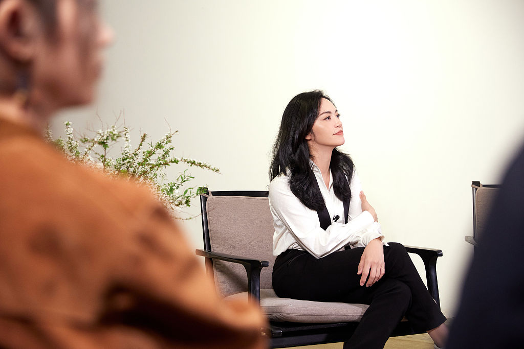 姚晨发布青葱计划大师班造型写真 斜阳辉映书写创作魅力