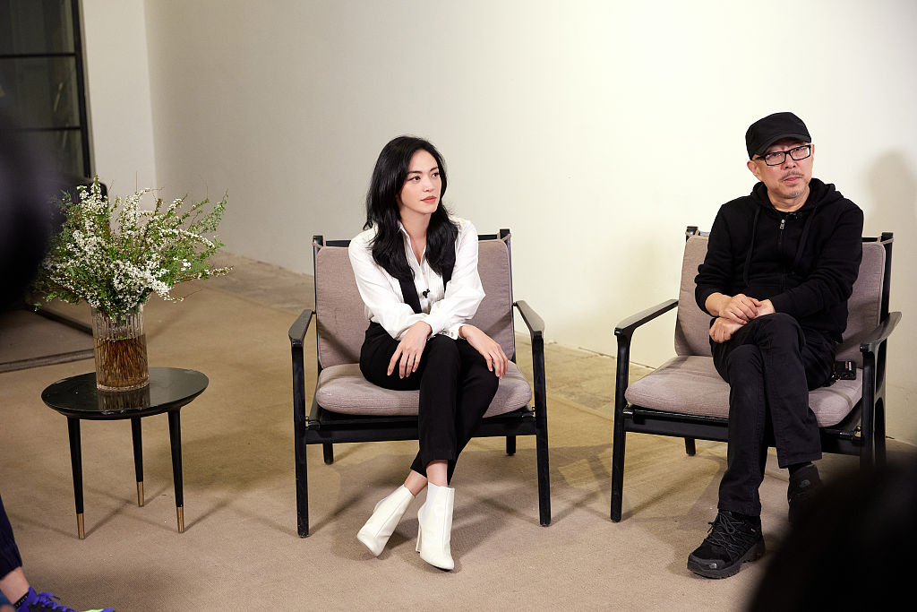 姚晨发布青葱计划大师班造型写真 斜阳辉映书写创作魅力