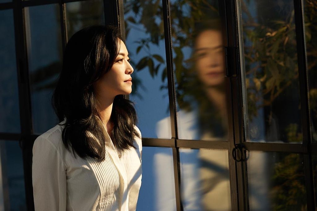 姚晨发布青葱计划大师班造型写真 斜阳辉映书写创作魅力