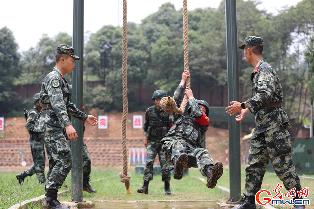 超燃！直击武警四川总队特战侦察比武