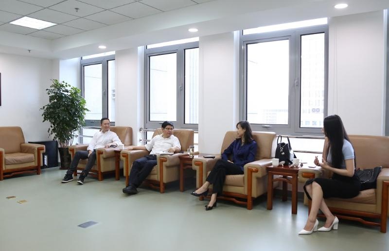 吴劲松与云锋基金副总裁董怀瑾等举行会谈