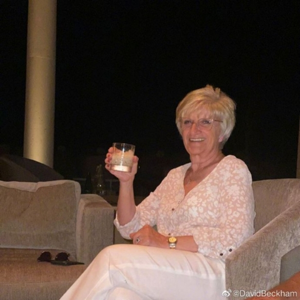 贝克汉姆发旧照为母亲庆生 网友：好像戴安娜王妃