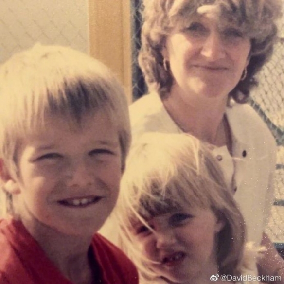 贝克汉姆发旧照为母亲庆生 网友：好像戴安娜王妃