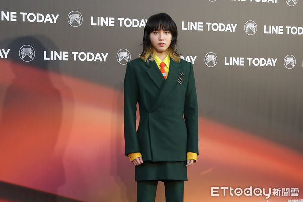 金曲奖／持修顶高温「全身包紧」走红毯 一到后台...秒喊：不行了