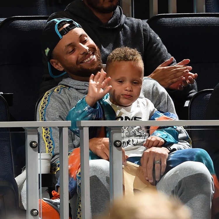 库里晒抱卡农看球&老库里抱童年的自己照片:卡农4岁生日快乐