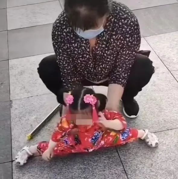 中年女子闹市带3岁女童“演杂技”被指拐卖，警方回应来了