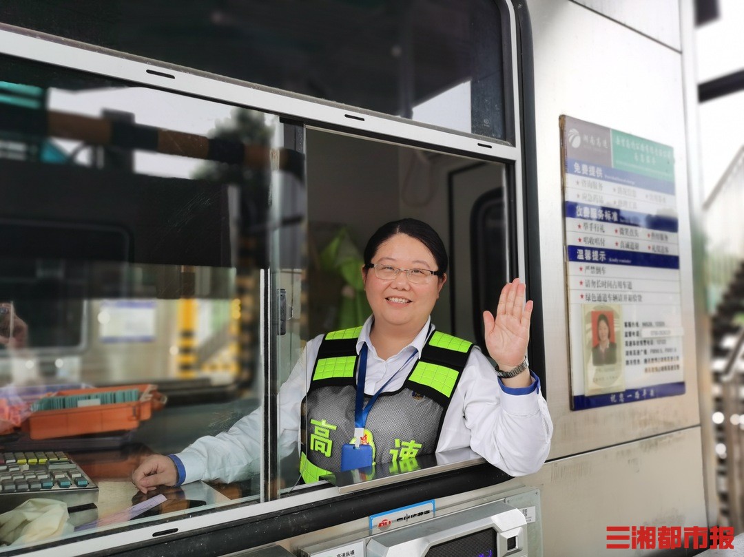 司机突发疾病，这对“父女兵”配合默契点亮“生命通道”