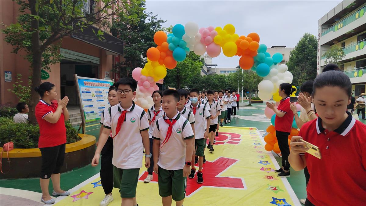 武汉市洪山区南望山小学最后一课太难忘(图1)