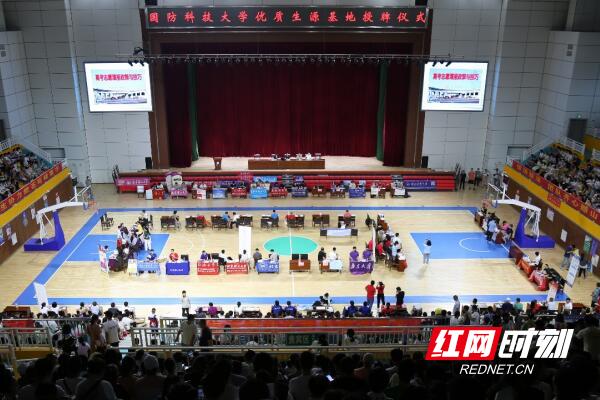 桃源縣第一中學(xué)被國防科技大學(xué)授予榮譽(yù)(圖1) 桃源縣第一中學(xué)被國防科技大學(xué)授予榮譽(yù)(圖1)