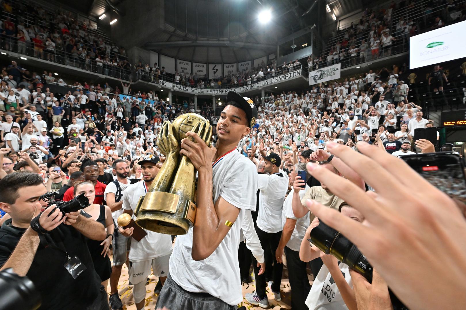 明年nba状元有哪些(明年NBA状元最大热门！“比杜兰特更出色”的他转会成功，马刺要为他摆烂？)