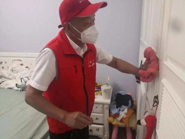 烧饭、保洁、开车……40岁本科男在沪做家政月薪1.3万！网友热议